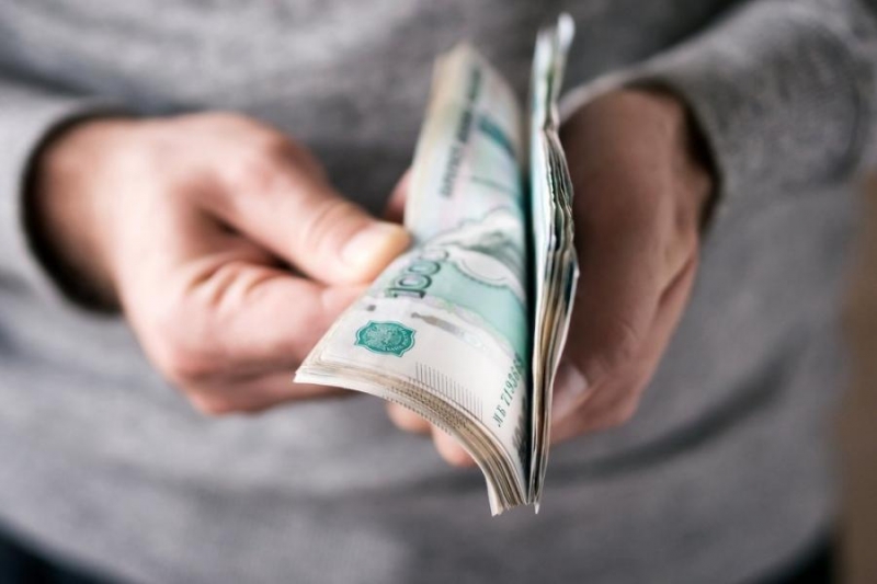 По 500 000 рублей каждому. Деньги перечислят на счет