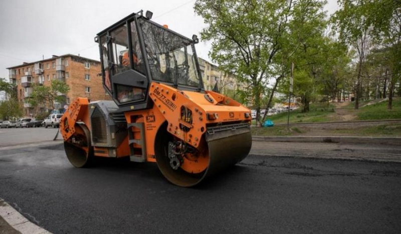 Работы по укладке нового асфальта стартовали на улице Невской во Владивостоке