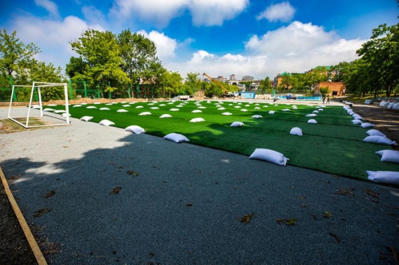 Работы возобновили сразу после ливней: во Владивостоке ремонтируют пришкольные стадионы