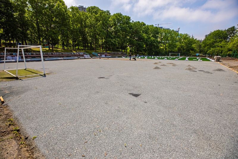 Работы возобновили сразу после ливней: во Владивостоке ремонтируют пришкольные стадионы