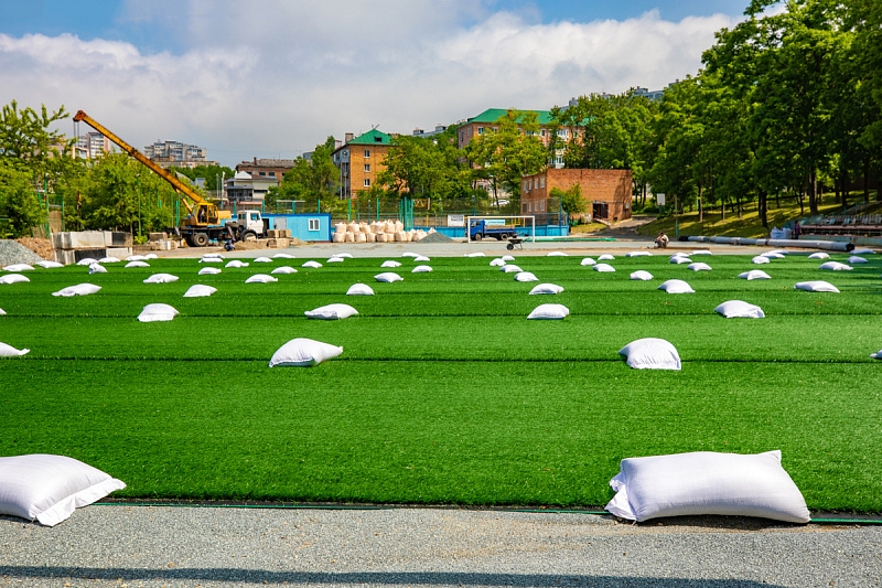 Работы возобновили сразу после ливней: во Владивостоке ремонтируют пришкольные стадионы