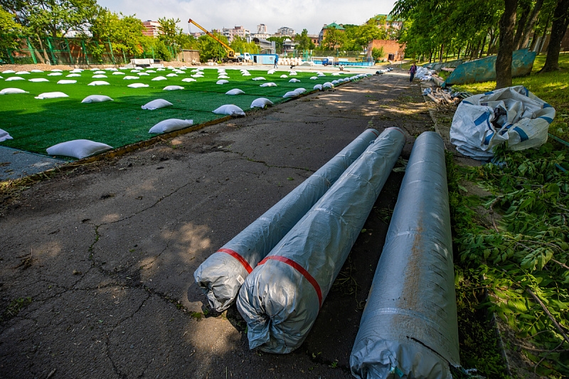 Работы возобновили сразу после ливней: во Владивостоке ремонтируют пришкольные стадионы