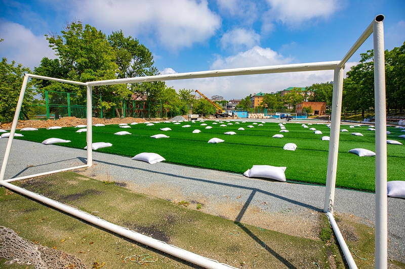 Работы возобновили сразу после ливней: во Владивостоке ремонтируют пришкольные стадионы