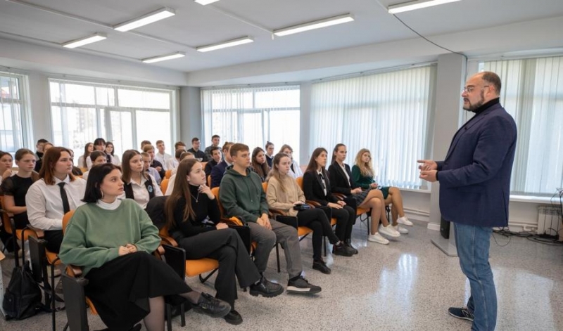 Школьники рассказали Константину Шестакову о необходимости нового дизайна в школах