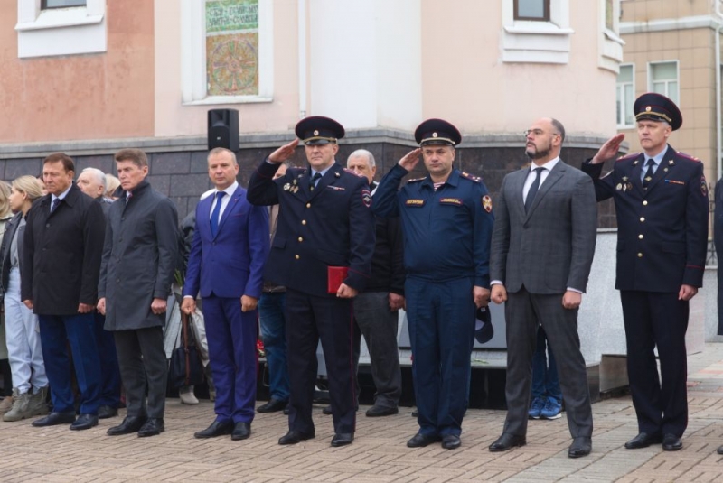 У Мемориала памяти сотрудникам УВД по Приморскому краю прошла церемония возложения венков