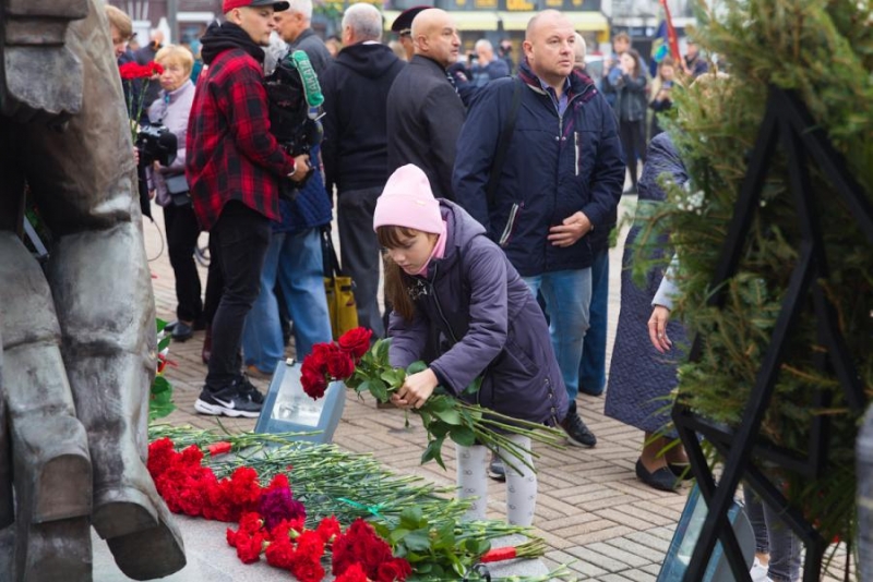 У Мемориала памяти сотрудникам УВД по Приморскому краю прошла церемония возложения венков