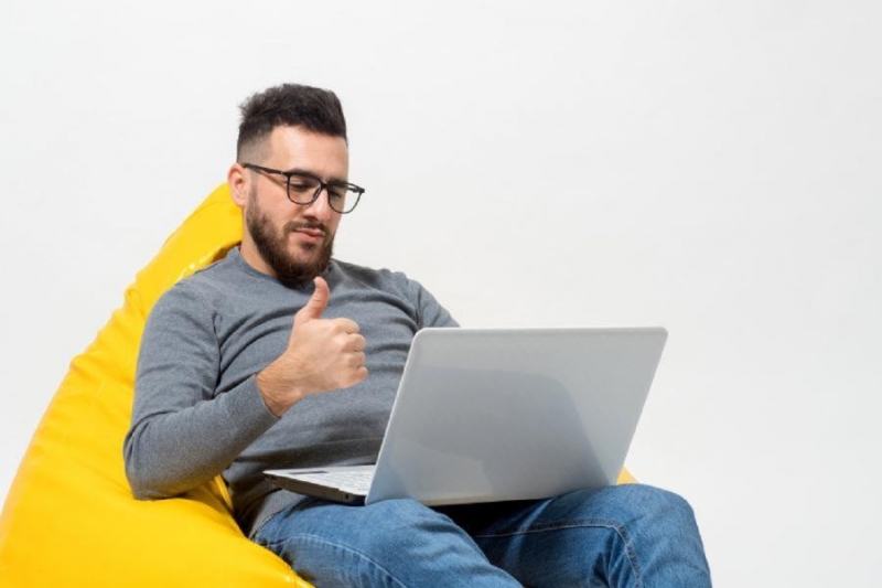 Уехавшим за рубеж россиянам могут дать поблажку. Новое заявление Минцифры