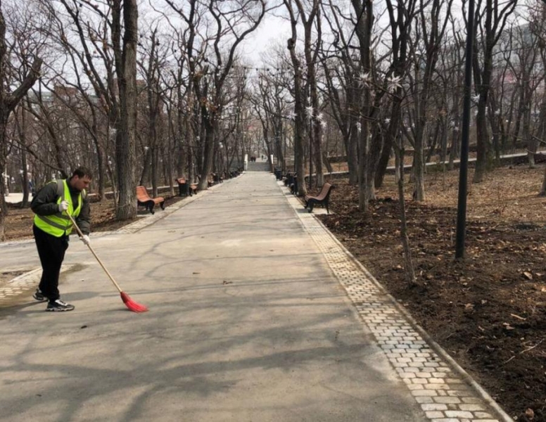 В скверах Владивостока наводят чистоту и порядок
