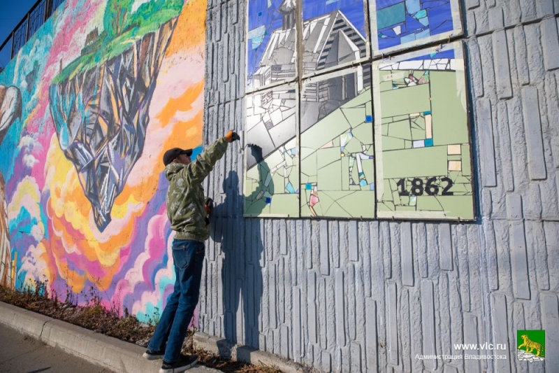 Владивосток украшают новыми мозаичными панно