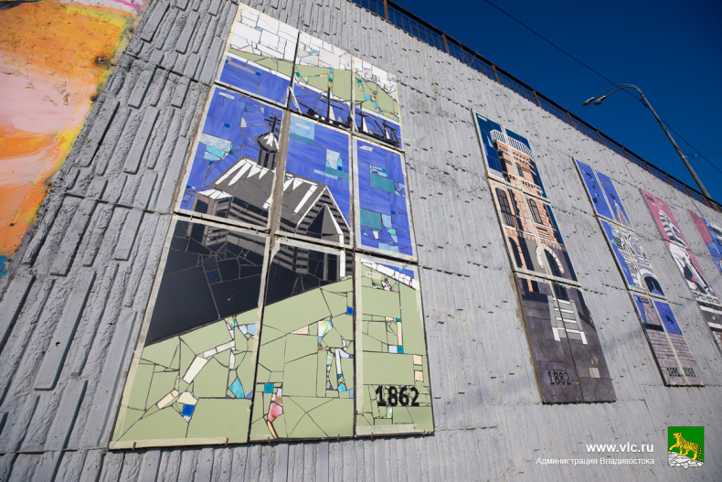 Владивосток украшают новыми мозаичными панно
