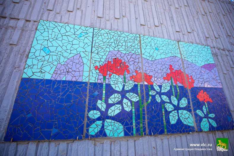 Владивосток украшают новыми мозаичными панно
