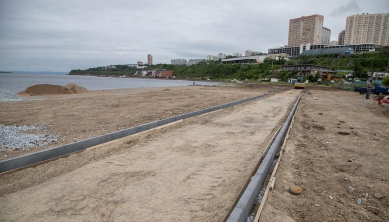 Во Владивостоке идут работы по обустройству пляжа на Татарской