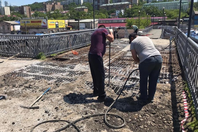 Во Владивостоке отремонтируют надземный пешеходный переход, ведущий к школе № 22