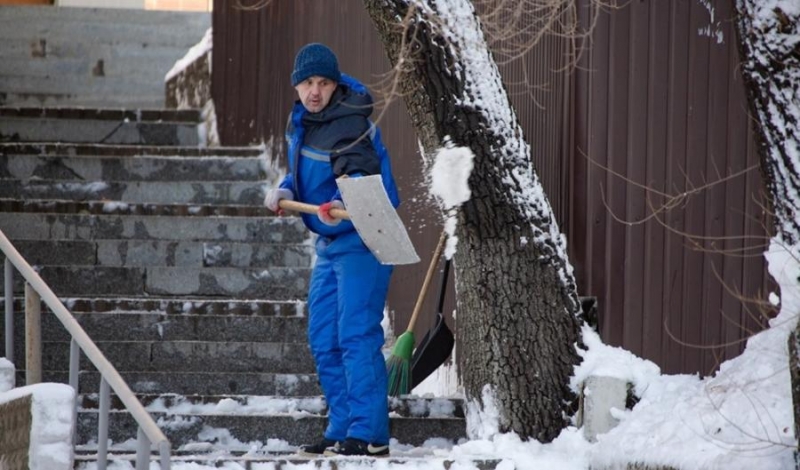 Во Владивостоке устраняют последствия снежной стихии