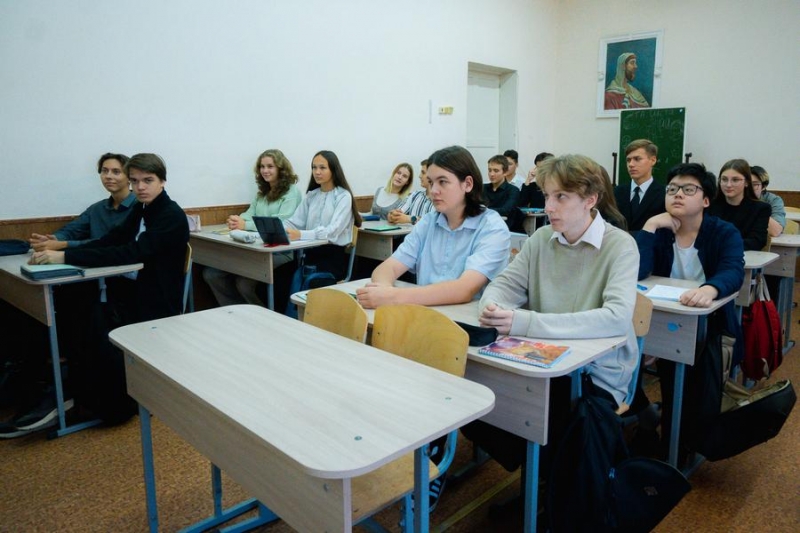 Волонтером может стать каждый: во Владивостоке стали объяснять это школьникам