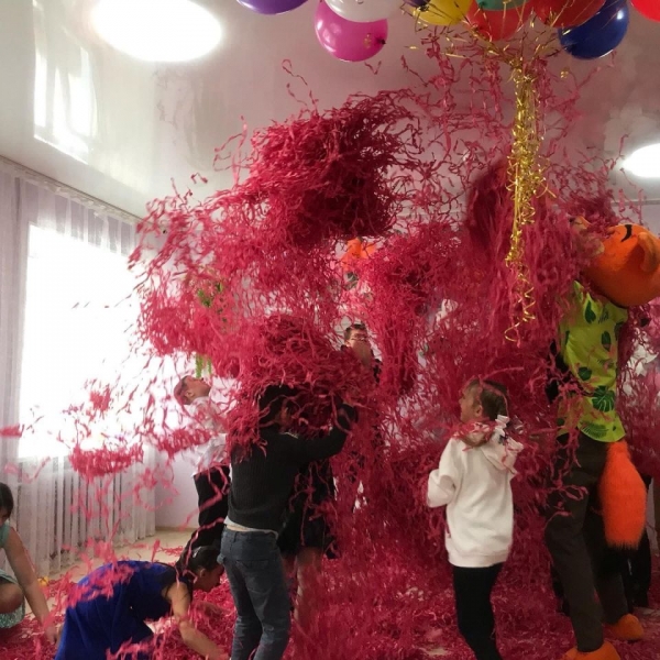 Воспитанникам Центра содействия семейному устройству в Приморье подарили яркое шоу с аниматорами