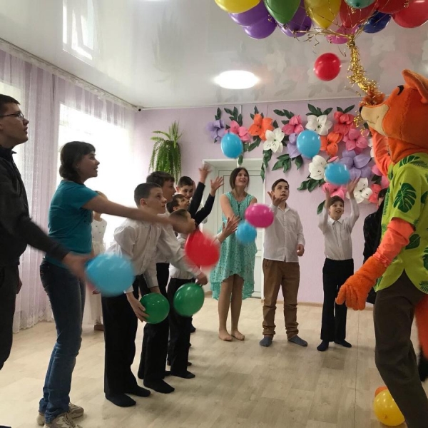 Воспитанникам Центра содействия семейному устройству в Приморье подарили яркое шоу с аниматорами