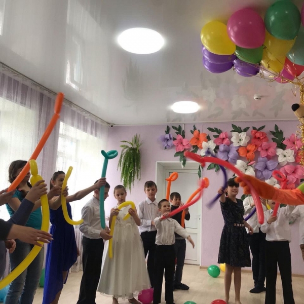 Воспитанникам Центра содействия семейному устройству в Приморье подарили яркое шоу с аниматорами
