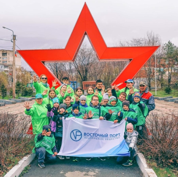 «Восточный Порт» и волонтеры подготовили к празднику парк Победы во Врангеле