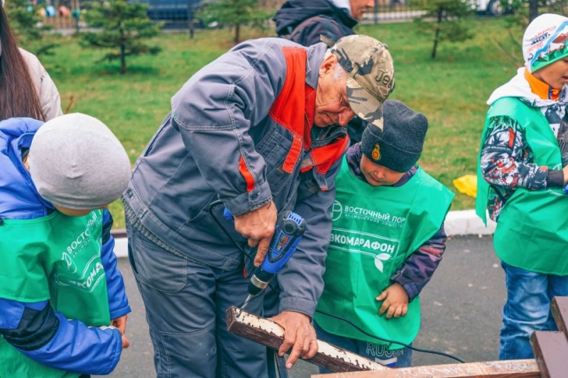 «Восточный Порт» и волонтеры подготовили к празднику парк Победы во Врангеле