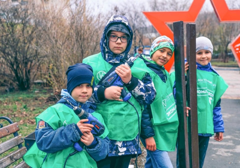 «Восточный Порт» и волонтеры подготовили к празднику парк Победы во Врангеле