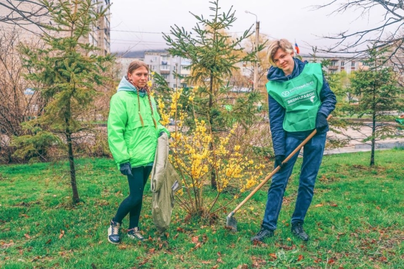 «Восточный Порт» и волонтеры подготовили к празднику парк Победы во Врангеле