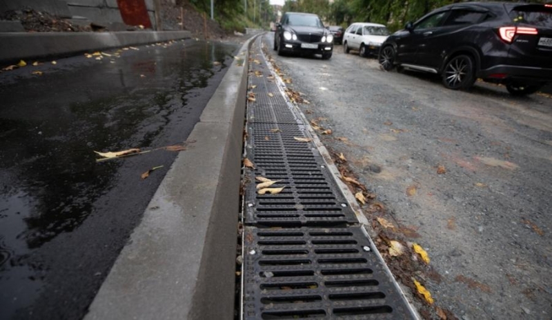 «Здесь было сложно пройти». На Луговой ремонтируют внутриквартальную дорогу